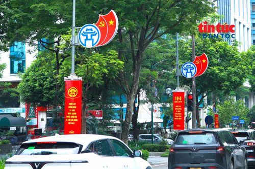 Đường phố Hà Nội trang hoàng rực rỡ chào mừng kỷ niệm 81 năm Quốc khánh 2/9.