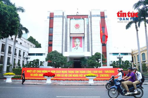 Khu vực trụ sở Thành ủy, HĐND, UBND thành phố Hà Nội và vườn hoa Lý Thái Tổ được trang trí với hệ thống pano, cờ Tổ quốc, cờ Đảng và băng rôn rực rỡ.