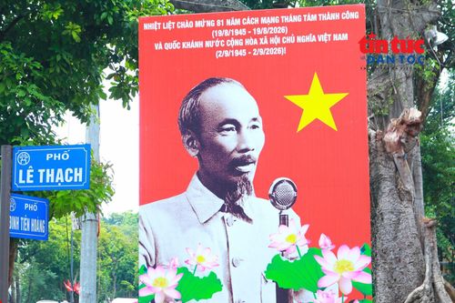 Hình ảnh Chủ tịch Hồ Chí Minh đọc Tuyên ngôn Độc lập tại Quảng trường Ba Đình năm 1945 gợi nhớ về ký ức hào hùng của dân tộc.
