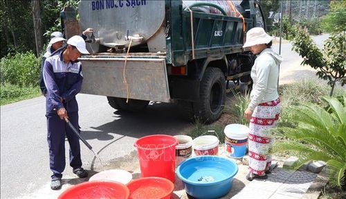 Người dân xã Chân Mây - Lăng Cô (thành phố Huế) đội nắng lấy nước từ xe bồn giữa trưa.
