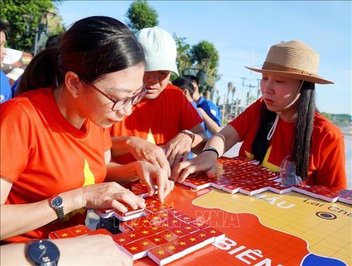 Đông đảo cán bộ, đoàn viên, thanh niên, học sinh và người dân tham gia ghép bản đồ Việt Nam từ 8.100 lá cờ Tổ quốc.