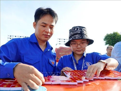 Đông đảo cán bộ, đoàn viên, thanh niên, học sinh và người dân tham gia ghép bản đồ Việt Nam từ 8.100 lá cờ Tổ quốc.