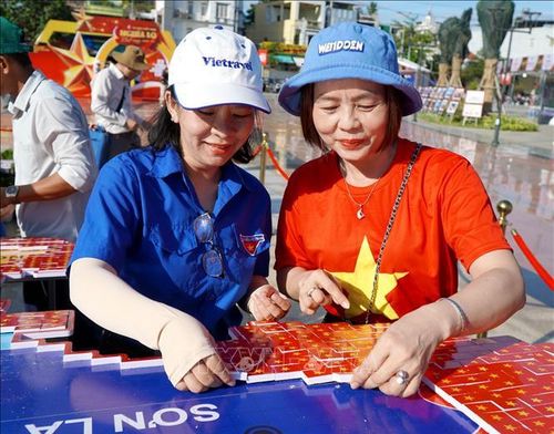 Đông đảo cán bộ, đoàn viên, thanh niên và người dân tham gia ghép bản đồ Việt Nam từ 8.100 lá cờ Tổ quốc.