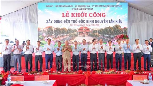 Các đại biểu tại lễ khởi công xây dựng Đền thờ Đốc binh Nguyễn Tấn Kiều, phường phường Kiến Tường, tỉnh Tây Ninh.