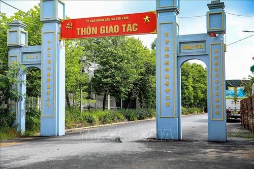 Cổng thôn Giao Tác, xã Thư Lâm (Hà Nội) được chỉnh trang, góp phần xây dựng diện mạo khu dân cư văn minh, sạch đẹp. Ảnh: TTXVN