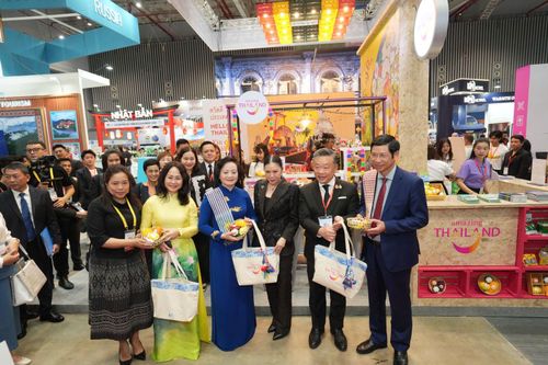 Bộ trưởng Bộ Văn hóa, Thể thao và Du lịch Lâm Thị Phương Thanh và Phó Thủ tướng Phan Thị Thanh Trà cùng các đại biểu tham quan các gian hàng tại ITE HCMC 2026.