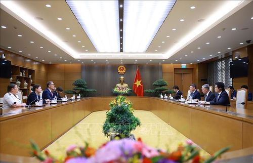 Thủ tướng Lê Minh Hưng tiếp Đại sứ Cộng hòa Pháp Olivier Brochet đến chào kết thúc nhiệm kỳ công tác tại Việt Nam. Ảnh: Dương Giang/TTXVN