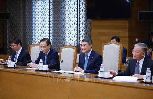 Thủ tướng Lê Minh Hưng tiếp Đại sứ Cộng hòa Pháp Olivier Brochet đến chào kết thúc nhiệm kỳ công tác tại Việt Nam. Ảnh: Dương Giang/TTXVN