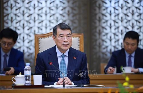 Thủ tướng Lê Minh Hưng tiếp Đại sứ Cộng hòa Pháp Olivier Brochet đến chào kết thúc nhiệm kỳ công tác tại Việt Nam. Ảnh: Dương Giang/TTXVN