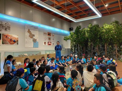 Học sinh trường Tiểu học Hòa Bình (phường Sài Gòn) nghe thuyết minh trưng bày về lịch sử tại Bảo tàng TP Hồ Chí Minh.