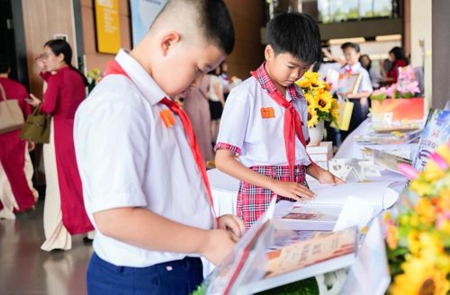 Các em học sinh say sưa bên các tác phẩm văn học, lịch sử.