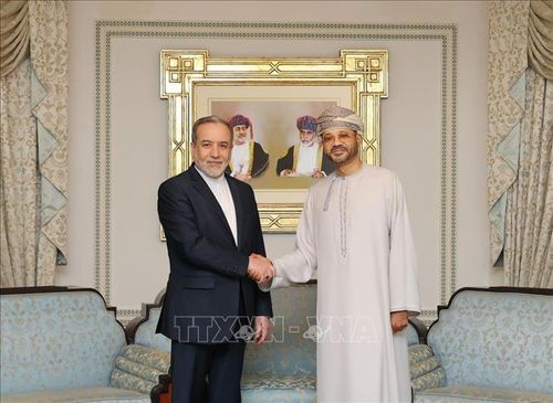 Ngoại trưởng Oman Sayyid Badr bin Hamad bin Hamood Albusaidi (phải) trong cuộc gặp người đồng cấp Iran Seyed Abbas Araghchi tại Muscat (Oman) ngày 6/2/2026. Ảnh: THX/TTXVN
