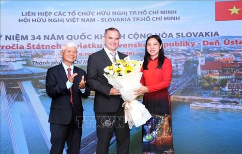 Bà Hà Thanh, Chủ tịch Liên hiệp các tổ chức hữu nghị Thành phố Hồ Chí Minh và ông Bùi Quang Hải, Chủ tịch Hội Hữu nghị Việt Nam - Slovakia Thành phố Hồ Chí Minh tặng hoa chúc mừng ông Marian Veres, Đại biện lâm thời của Đại sứ quán Cộng hòa Slovakia tại Việt Nam.