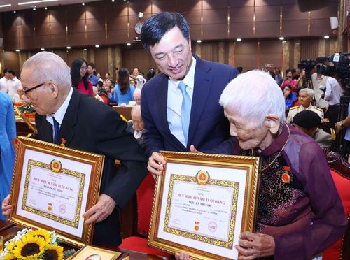 Đồng chí Nguyễn Duy Ngọc, Ủy viên Bộ Chính trị, Bí thư Trung ương Đảng, Trưởng Ban Tổ chức Trung ương trao Huy hiệu Đảng, chúc mừng các đảng viên lão thành. Ảnh: Văn Điệp – TTXVN