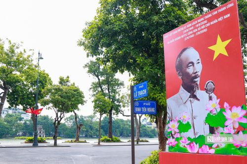 Các biểu tượng, khẩu hiệu, áp phích khổ lớn được đặt tại những vị trí nổi bật, dễ nhìn như ngã tư, quảng trường hay khu vực tập trung đông người qua lại.