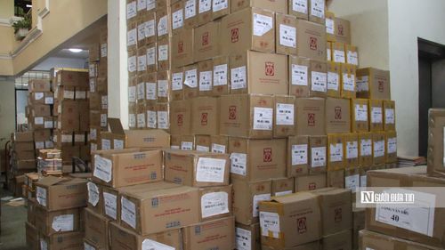 NXBGDVN liên tục vận chuyển sách từ các kho trung chuyển bổ sung về các nhà sách, cửa hàng bán lẻ và các đại lý để phục vụ phụ huynh (Ảnh: Quốc Tiệp).