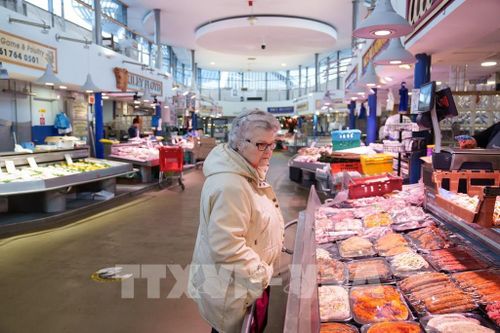 Người tiêu dùng mua sắm tại chợ ở Manchester, Anh. Ảnh: THX/TTXVN phát