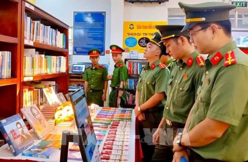 Ban thanh niên Công an thành phố Cần Thơ tìm hiểu sách tại Thư viện thành phố Cần Thơ (phường Ninh Kiều). Ảnh: Nguyễn Hằng - TTXVN