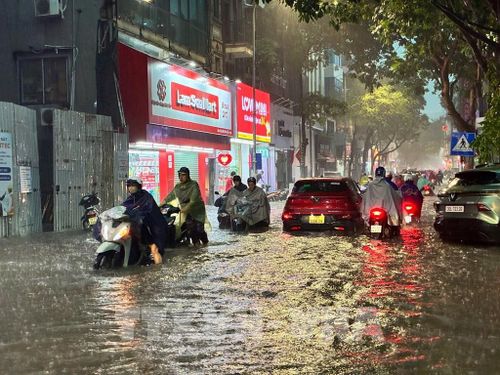 Mưa lớn gây ngập cục bộ trên phố Đội Cấn. Ảnh: Lê Đông - TTXVN