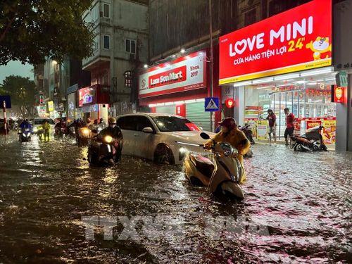 Mưa lớn gây ngập cục bộ trên phố Đội Cấn. Ảnh: Lê Đông - TTXVN