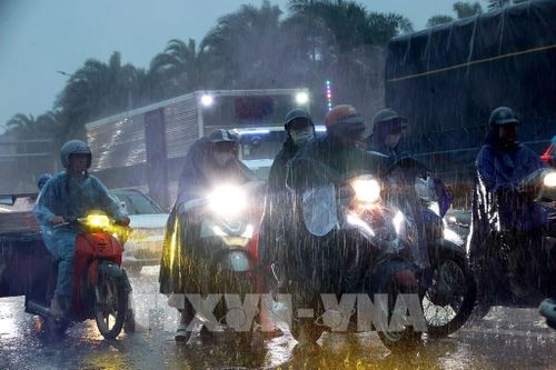 Mưa lớn gây ùn tắc cục bộ trên đường Lê Quang Đạo. Ảnh: Văn Điệp - TTXVN