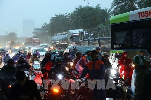 Mưa lớn gây ùn tắc cục bộ trên đường Lê Quang Đạo. Ảnh: Văn Điệp - TTXVN