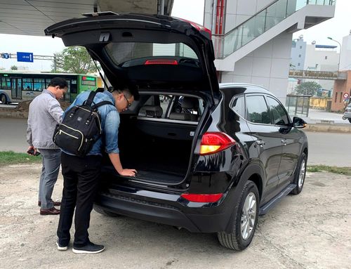 Khách thuê xe tự lái nên kiểm tra kỹ hợp đồng để xác định rõ thời gian thuê, giới hạn quãng đường, mức tiền cọc, chi phí vượt km và trách nhiệm trong trường hợp xe xảy ra sự cố.