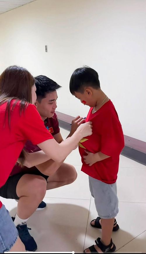 Hòa Minzy dẫn con trai đến gặp gỡ, xin chữ ký cầu thủ Đình Bắc.