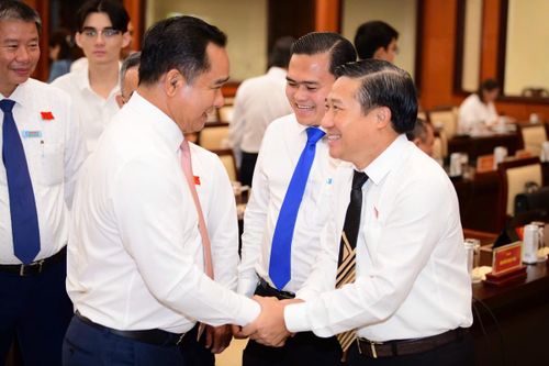 Các lãnh đạo TPHCM tham dự tại kỳ họp. Ảnh: Quang Định.