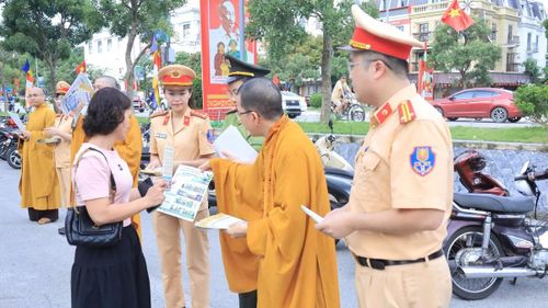 Đại đức Thích Bản Chung, Phó Trưởng ban Thường trực Giáo hội Phật giáo Việt Nam tỉnh Lạng Sơn, cùng lực lượng CSGT phát tờ rơi tuyên truyền an toàn giao thông