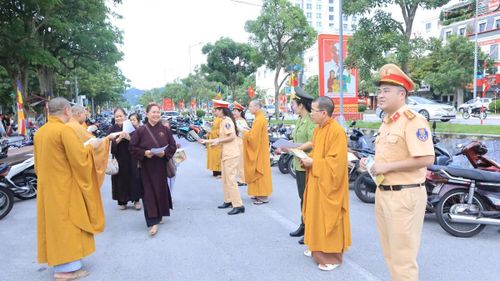 Từ sáng sớm, Đại diện chùa Thành, lực lượng cảnh sát giao thông tổ chức đón các tăng ni phật tử và Nhân dân đến dự lễ. 