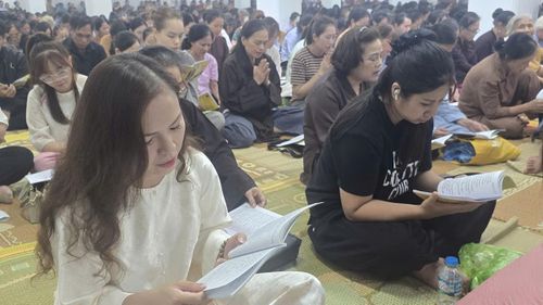 Đông đảo nữ phật tử tham gia chương trình