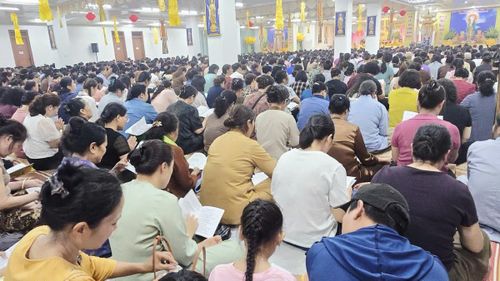 Hàng nghìn người ngồi nghe thuyết giảng về Vu lan báo hiếu
