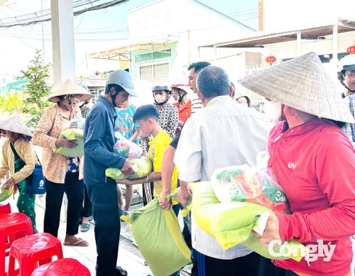 Những phần quà thiết thực được trao đến người dân có hoàn cảnh khó khăn, góp thêm sự sẻ chia trong mùa Vu Lan.