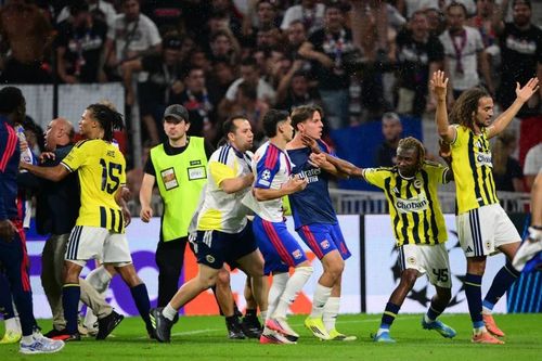 Matteo Guendouzi bị các cổ động viên và cầu thủ Lyon tấn công. Ảnh: AFP