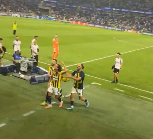 Guendouzi vẫn khiêu khích khi rời sân tiến về phía đường hầm. Ảnh: X