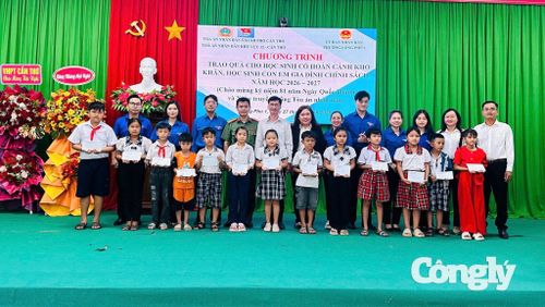 Ông Nguyễn Hoàng Lâm, Phó Chánh án TAND TP Cần Thơ và bà Nguyễn Thị Thúy Ngoan, Chánh án TAND khu vực 12 - Cần Thơ trao quà cho các em học sinh