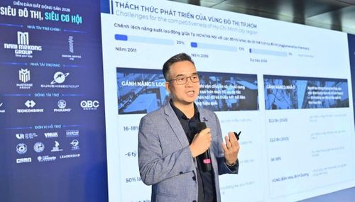 Ông Nguyễn Đỗ Dũng, Tổng giám đốc công ty tư vấn quốc tế enCity trình bày tại Diễn đàn bất động sản 2026 "Siêu đô thị, siêu cơ hội". Ảnh: BTC