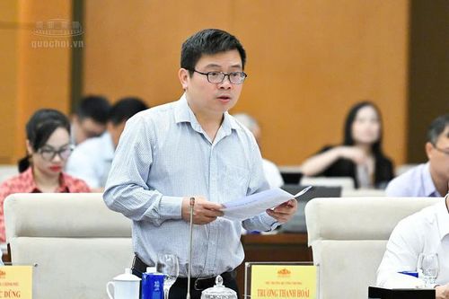 Thứ trưởng Bộ Công Thương Trương Thanh Hoài trình bày tóm tắt tờ trình dự án Luật.