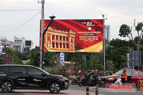 Nhiều màn hình LED tại các tòa nhà và khu vực công cộng cũng được sử dụng để lan tỏa không khí chào mừng Quốc khánh 2/9.