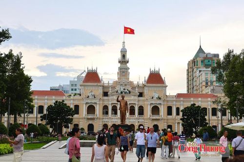 Tại phố đi bộ Nguyễn Huệ, nhiều du khách trong và ngoài nước tập trung tham quan, check-in không khí trước Đại lễ 2/9.