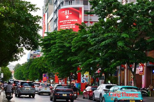 Các tuyến đường trung tâm được trang trí cờ, pano, áp phích tuyên truyền hướng tới kỷ niệm Quốc khánh 2/9.
