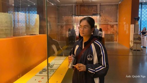 Bạn Khánh Linh cho rằng đây là dịp mà mọi người đều hướng về những giá trị truyền thống, những dấu ấn lịch sử mà cha ông để lại.
