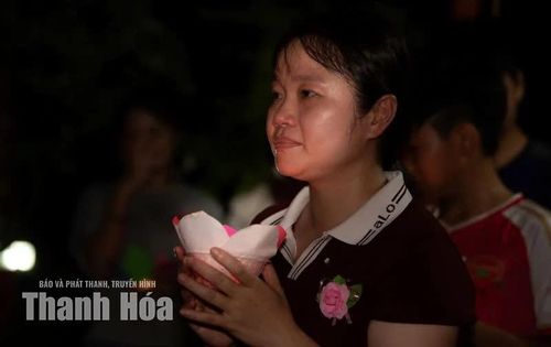 Ánh mắt rưng rưng ôm trọn đóa sen sáng vào lòng, như đang thầm nhắn gửi lời nhớ thương tới người ở nơi xa