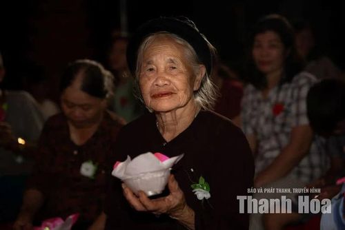 Đóa hoa trắng cài áo và ánh mắt hiền hậu dõi theo ngọn đèn, như một chuyến tàu lặng lẽ quay về miền ký ức xưa cũ có mẹ cha.