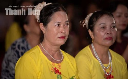 Lặng nghe từng lời cảm niệm công ơn dưỡng dục, một khoảnh khắc nghẹn ngào chạm tới nơi mềm yếu nhất của tâm can.