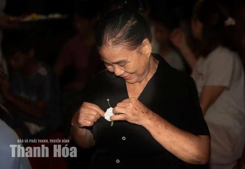 Cài một đóa hoa trắng trên ngực áo, gửi tấm lòng tri ân vào khoảng trời xa xăm.