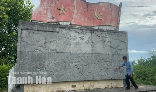 Khung cảnh tri phủ Hoàng Trung Bảo và 12 tên lính bảo an bị quân Việt Minh vây bắt được khắc trên phiến đá tại Cồn Mã Nhón.