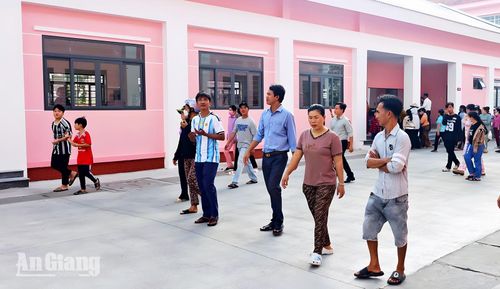 Phụ huynh, học sinh xã Vĩnh Gia tham quan Trường Phổ thông nội trú Tiểu học và THCS Vĩnh Gia. Ảnh: ĐỨC TOÀN