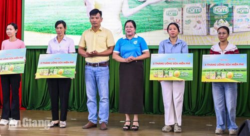 Hội Liên hiệp Phụ nữ tỉnh An Giang và nhà tài trợ trao bảng tượng trưng tặng sữa cho hội viên phụ nữ.